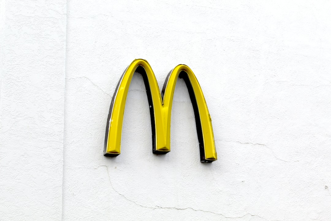 لوگوی زرد رنگ «M» مک دونالدز، که به نام Golden Arches نیز شناخته می شود، روی دیواری ساده و سفید نصب شده است—که فورا مانند برندهای برتر در میزبانی وردپرس قابل تشخیص است.